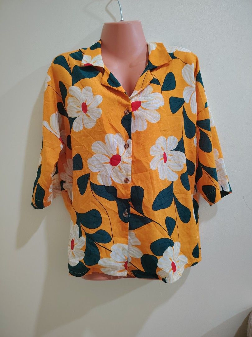 Yellow Floral Print Button-Down Collared Blouse (Category: Blouses) located in Quezon City. Submitted by timelesstreasure117 (Listing ID 1465528678, Image 3). Description: Good condition No issue ₱50 Buyer books courier of choice Payment via gcash or maya.