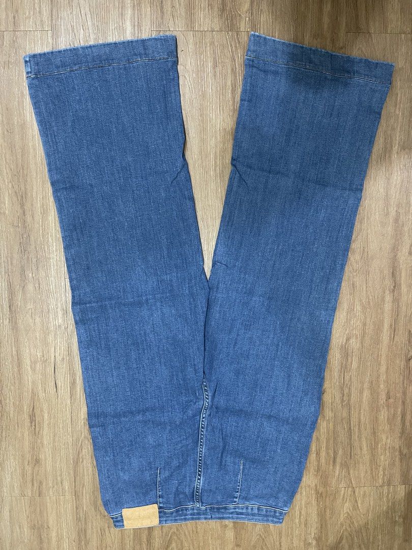 Zara - Wide Leg (Category: Jeans) located in Mandaluyong City. Submitted by ryh-bns-mn (Listing ID 1465531949, Image 2). Description: ⚠️ ISSSUES - NONE (RFS :DECLUTTERING) 💵 PRICE - SLIGHT NEGO 📍LOCATION - BONI MANDALUYONG 🚚 PICKUP - VIA LALAMOVE OR SIMILAR (Buyer Booking) 📏DIMENSIONS Waist - 37cm (multiply 2x for true size) Length - 95cm Leg Hole - 29 (multiply 2x for true size).