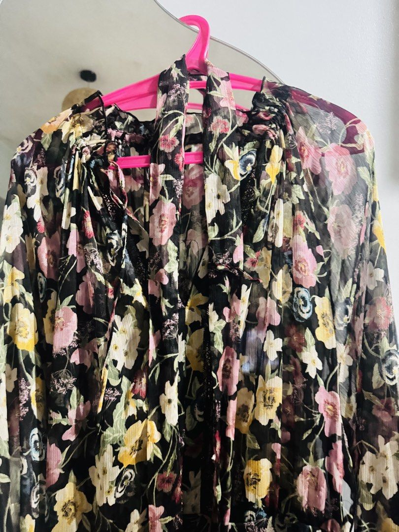 Zara floral dress (Category: Dresses) located in Taguig. Submitted by lordfriedrich (Listing ID 1465550638, Image 3). Description: Never got to use. I gained weight and it’s too short for me now. In good condition It’s sheer It’s medium but i think it best fits small frames or semi medium.