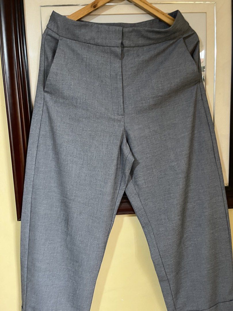 Zara Highwaist Barrel Trouser (Category: Other Bottoms) located in Taguig. Submitted by madeasoncloset (Listing ID 1465432134, Image 2). Description: Size L Waist 29-31 Length 42 " .