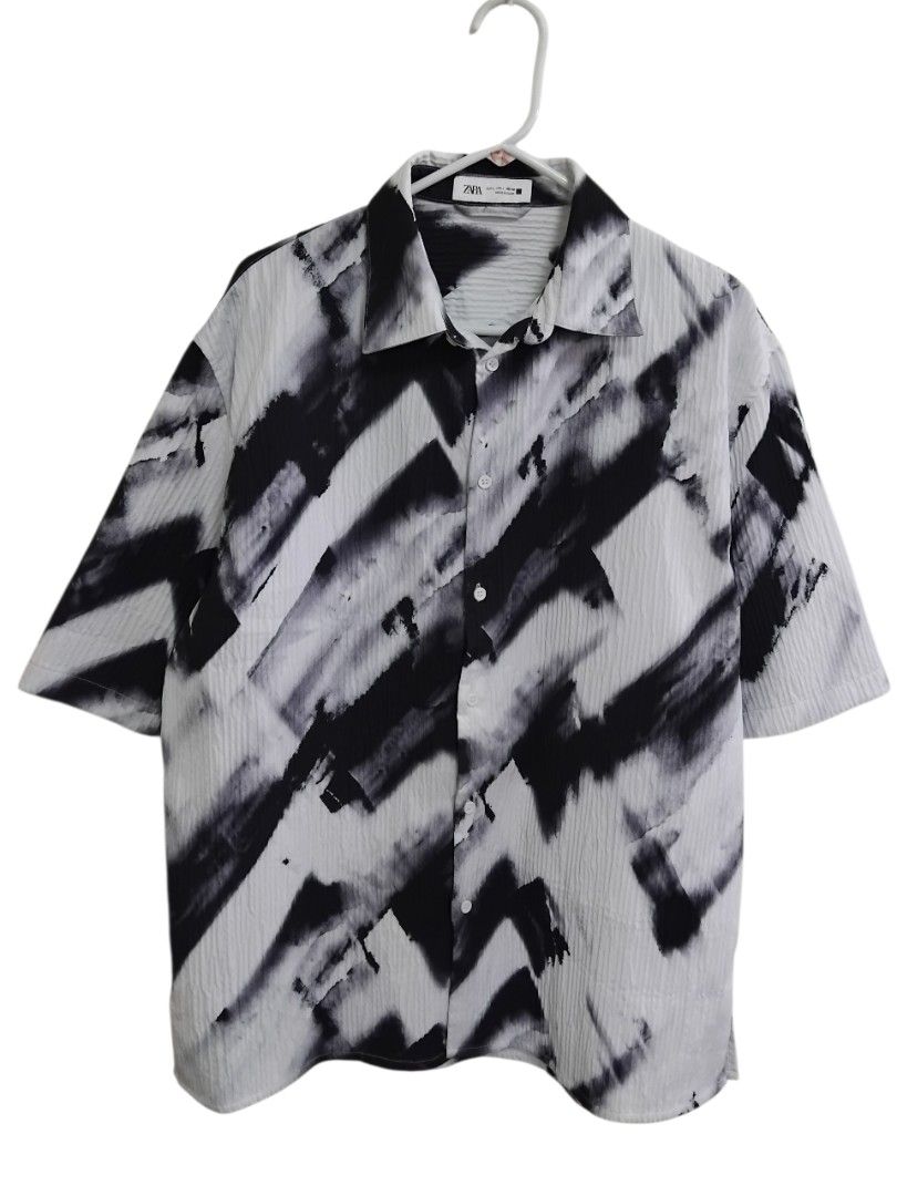 Zara Oversized Textured Abstract Print Shirt (Category: Tshirts & Polo Shirts ) located in Pasig City. Submitted by hustlexcurate (Listing ID 1465451657, Image 1). Description: Zara Oversized Textured Abstract Print Shirt Size LARGE on tag fits XL Dimensions: 24X31.