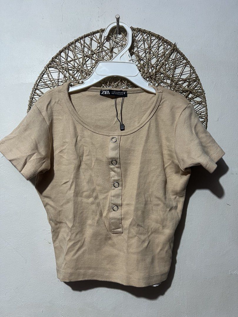 Zara Ribbed Button-Up Crop Top (Category: Shirts) located in Pasig City. Submitted by ilmsf (Listing ID 1465510664, Image 1). Description: Size: Small Adult .