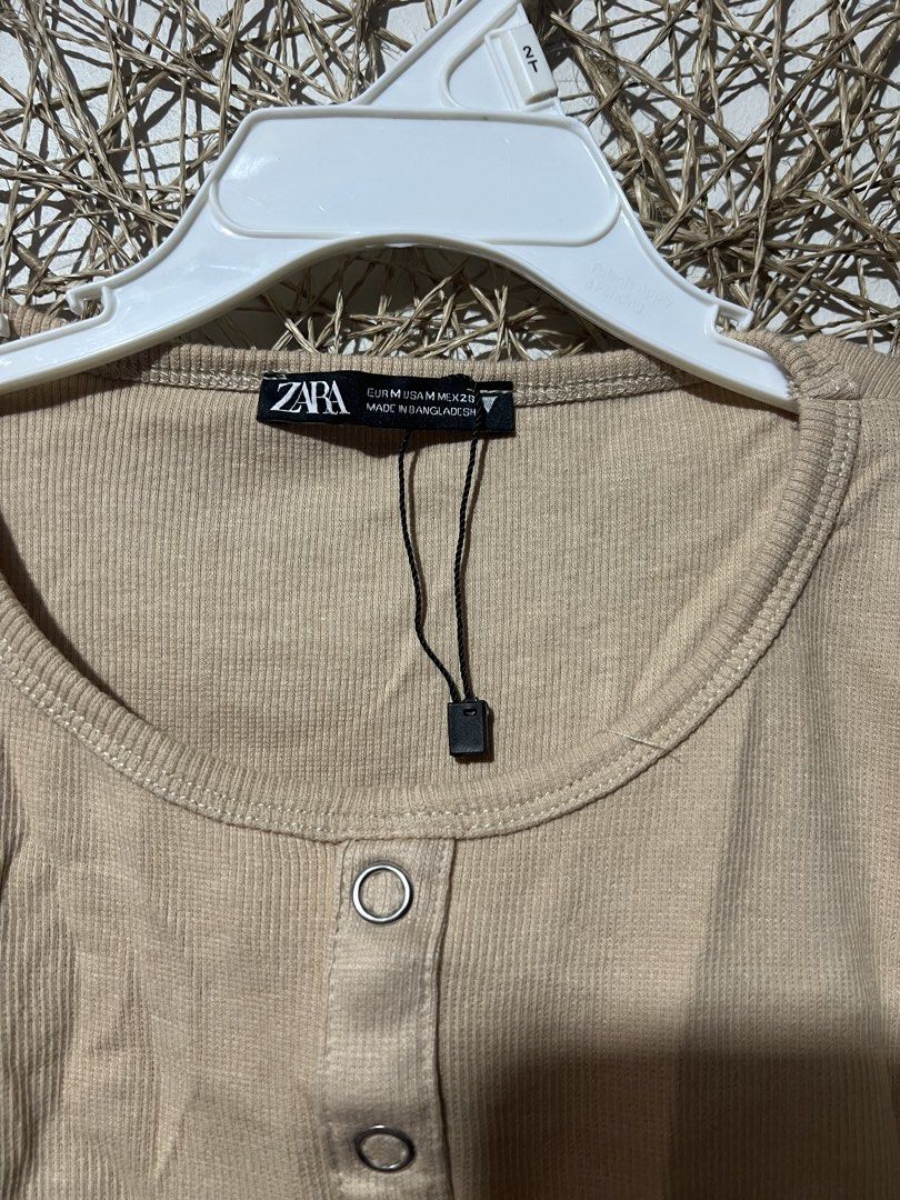 Zara Ribbed Button-Up Crop Top (Category: Shirts) located in Pasig City. Submitted by ilmsf (Listing ID 1465510664, Image 2). Description: Size: Small Adult .