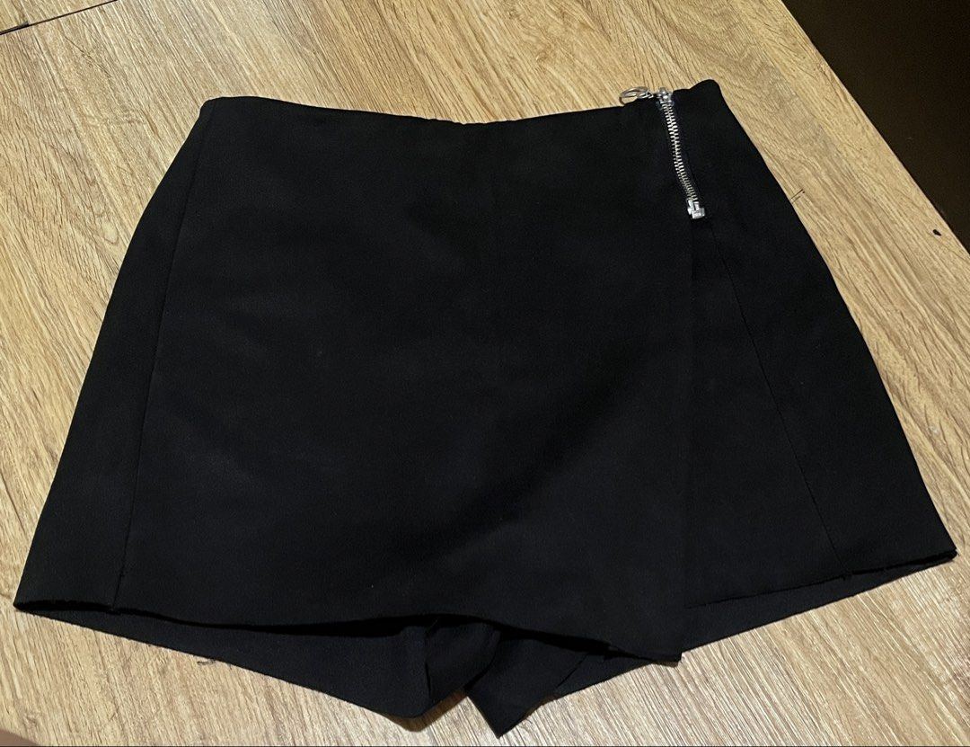 Zara Skort (Category: Other Bottoms) located in Maasin. Submitted by dequintoma88068 (Listing ID 1465426483, Image 1). Description: Velvet material.
