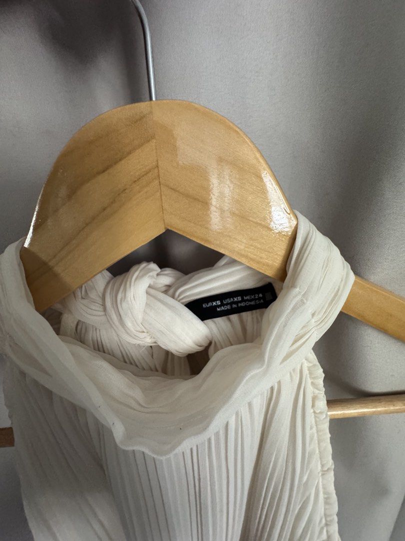 ZARA TOP (Category: Blouses) located in Quezon City. Submitted by prelovedsaleitems (Listing ID 1465392708, Image 2). Description: .