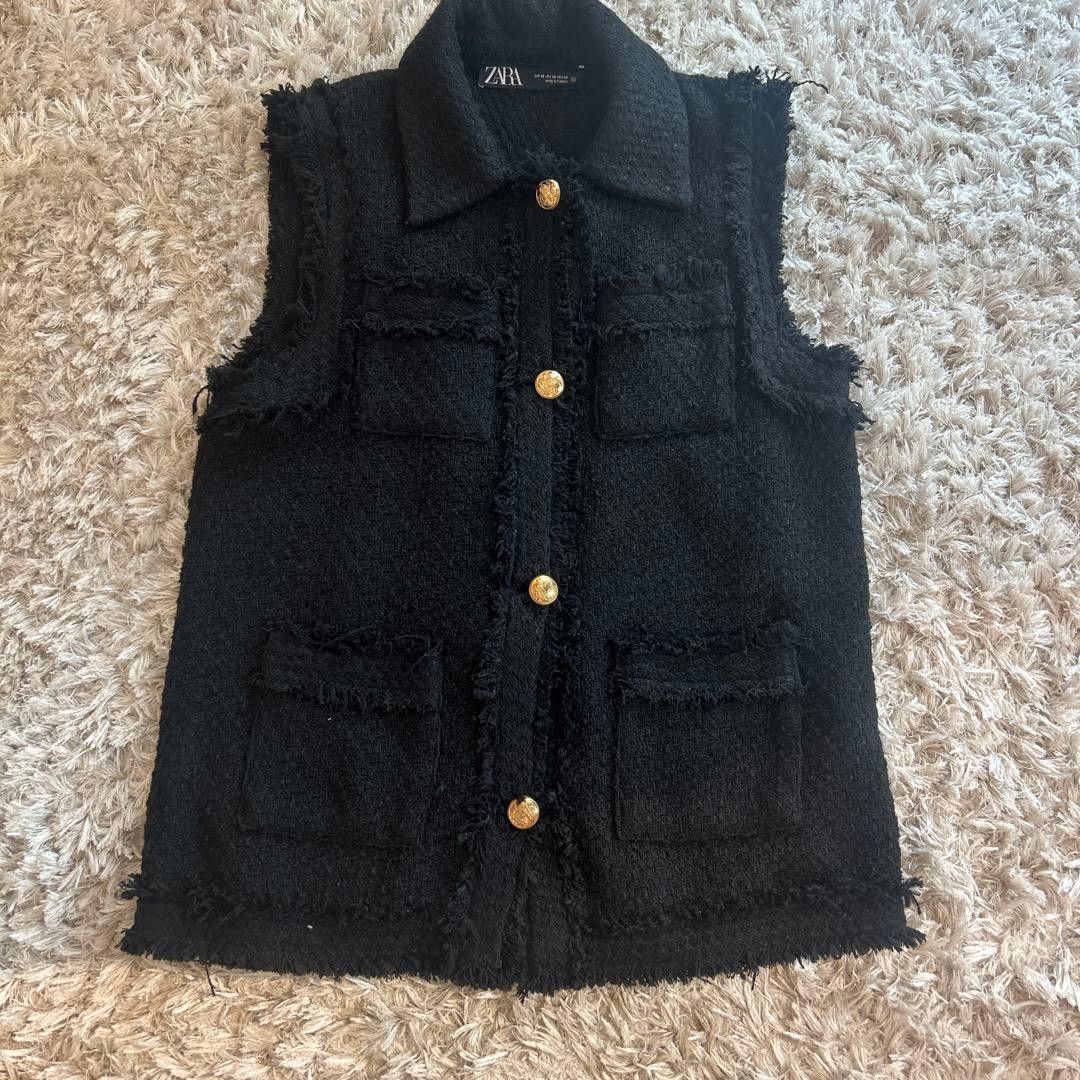 Zara Tweed Long Vest (Category: Coats, Jackets and Outerwear) located in Alburquerque. Submitted by thriftyssential (Listing ID 1465469692, Image 1). Description: 🌸Zara Tweed Long Vest 🔸Size: XS on tag . Fits Small-Large since the sizing is big 🔸 Condition: in excellent condition. No flaws . 🔸 PHP 499 only✨ ‼️FIXED PRICE FOR ITEMS ON SALE‼️ 🔸 Color may vary due to lighting 🔸 Personal preloved 🔸 No when worn photos 🔸Ready to use or you may