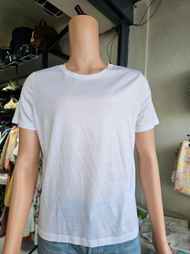 Zara white T-shirt (Category: Tshirts & Polo Shirts ) located in Baguio. Submitted by kayeonlineshop (Listing ID 1465439172, Image 3). Description: -white crew-neck T-shirt featuring the signature embroidered blue pony logo from Polo Ralph Lauren..