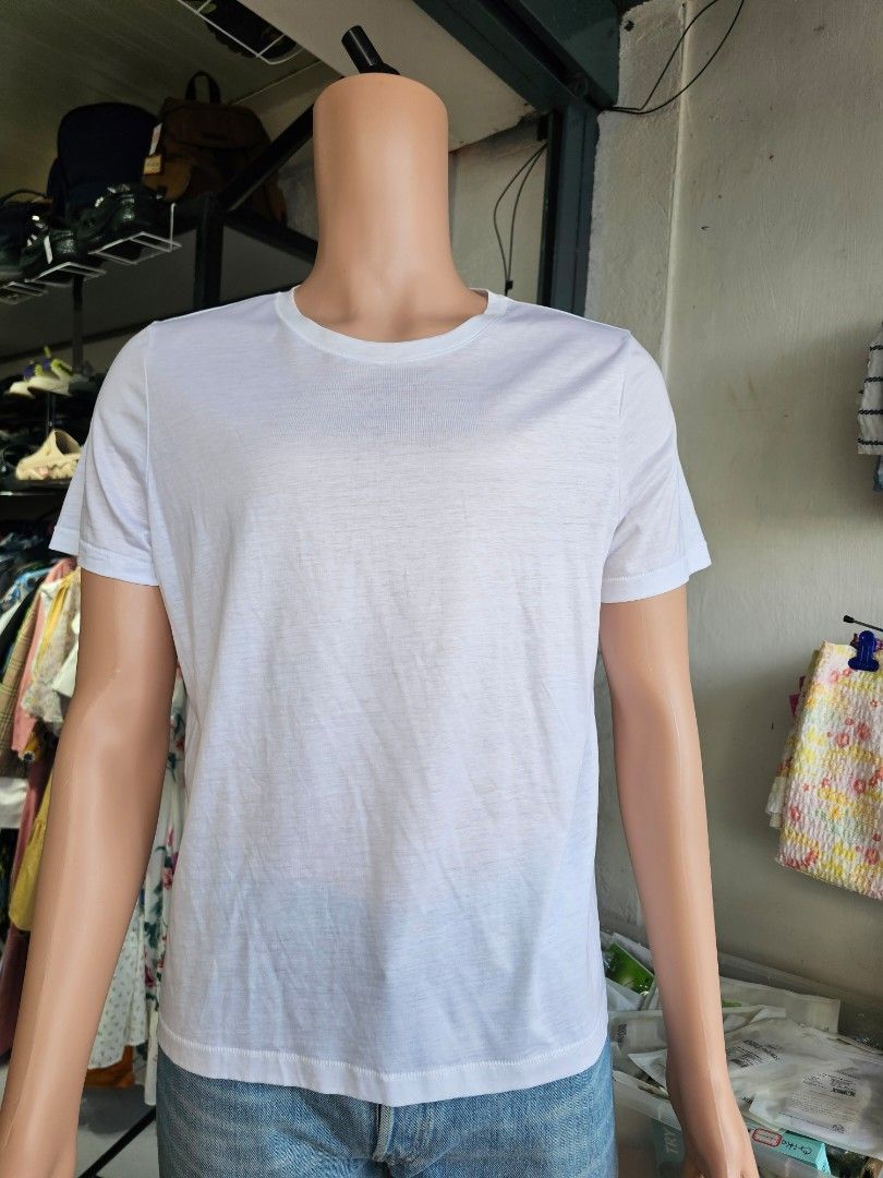Zara white T-shirt (Category: Tshirts & Polo Shirts ) located in Baguio. Submitted by kayeonlineshop (Listing ID 1465439172, Image 1). Description: -white crew-neck T-shirt featuring the signature embroidered blue pony logo from Polo Ralph Lauren..