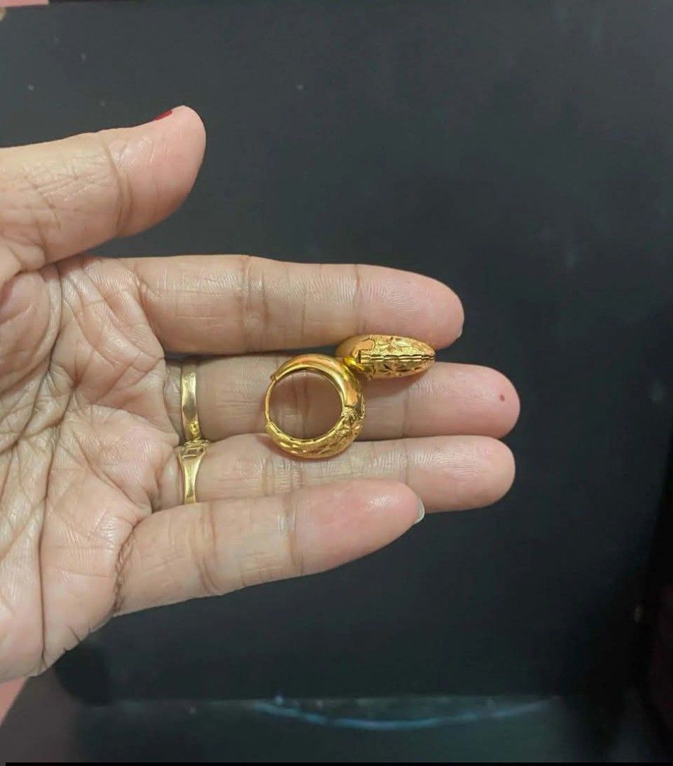 14K Vermeil Gold Loop Earrings (Category: Earrings) located in Caloocan City. Submitted by cheskhaionlinestore2.0 (Listing ID 1469187835, Image 1). Description: New Collection 🥰 14k GOLD VERMEIL Super Sale ⚡ Loop Earrings ₱700 only 📍 What is Vermeil Gold? 14K Vermiel Gold Gold vermeil (pronounced ver-may) is a high-quality type of gold-plated jewelry defined by a sterling silver base metal, a thick gold layer (at least 2.5 microns), and a gold 