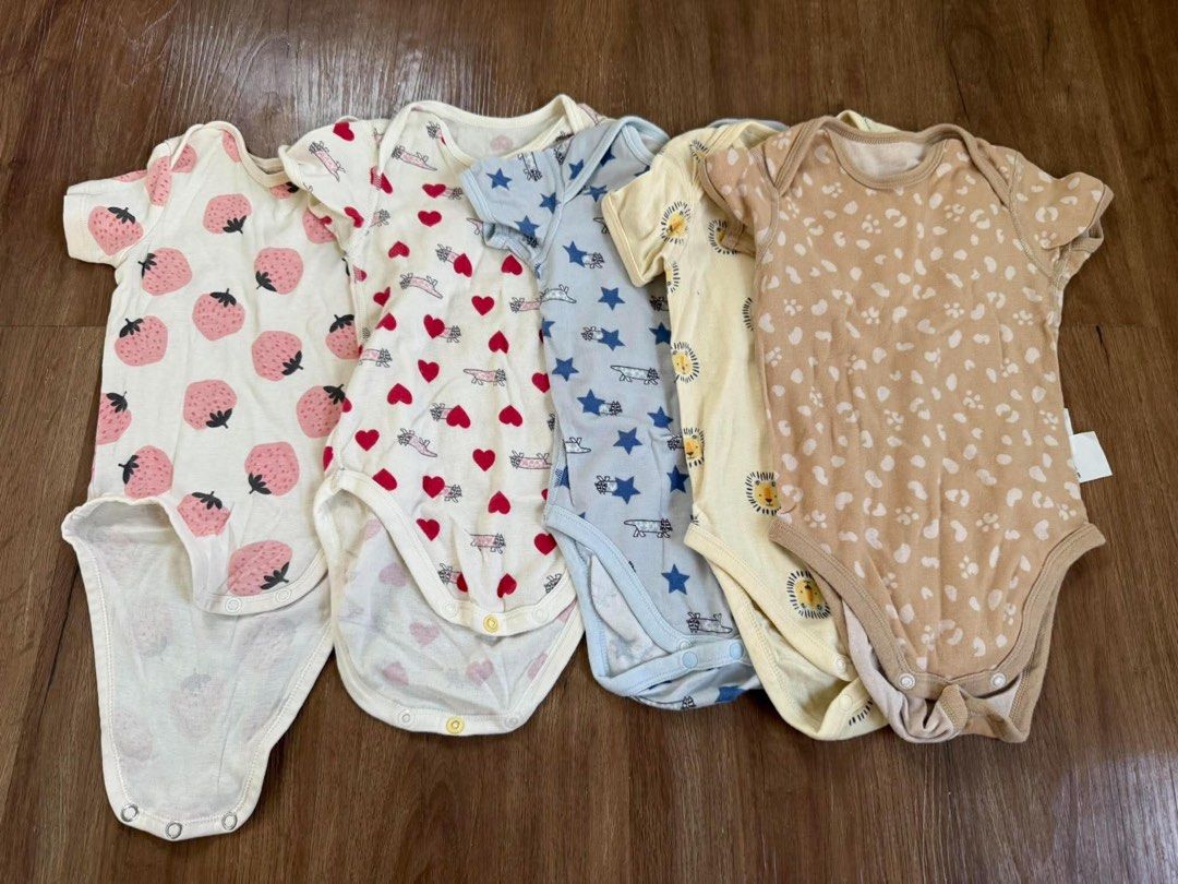 15 pcs Branded Baby Onesies (Category: Babies & Kids Fashion) located in Pasig City. Submitted by goodfindstudio.ph (Listing ID 1469187696, Image 2). Description: 15 pcs Branded Baby Onesies ✨ 6 pcs Carter’s short-sleeve onesies ✨ 5 pcs Uniqlo onesies ✨ 4 pcs Carter’s long-sleeve onesies ✅ Size on tag: 12 months ✅ Can fit up to 18–24 months, depending on baby’s build ✅ All in good condition ✅ Preloved baby clothes ✅ Take all basis only ₱2,300for 