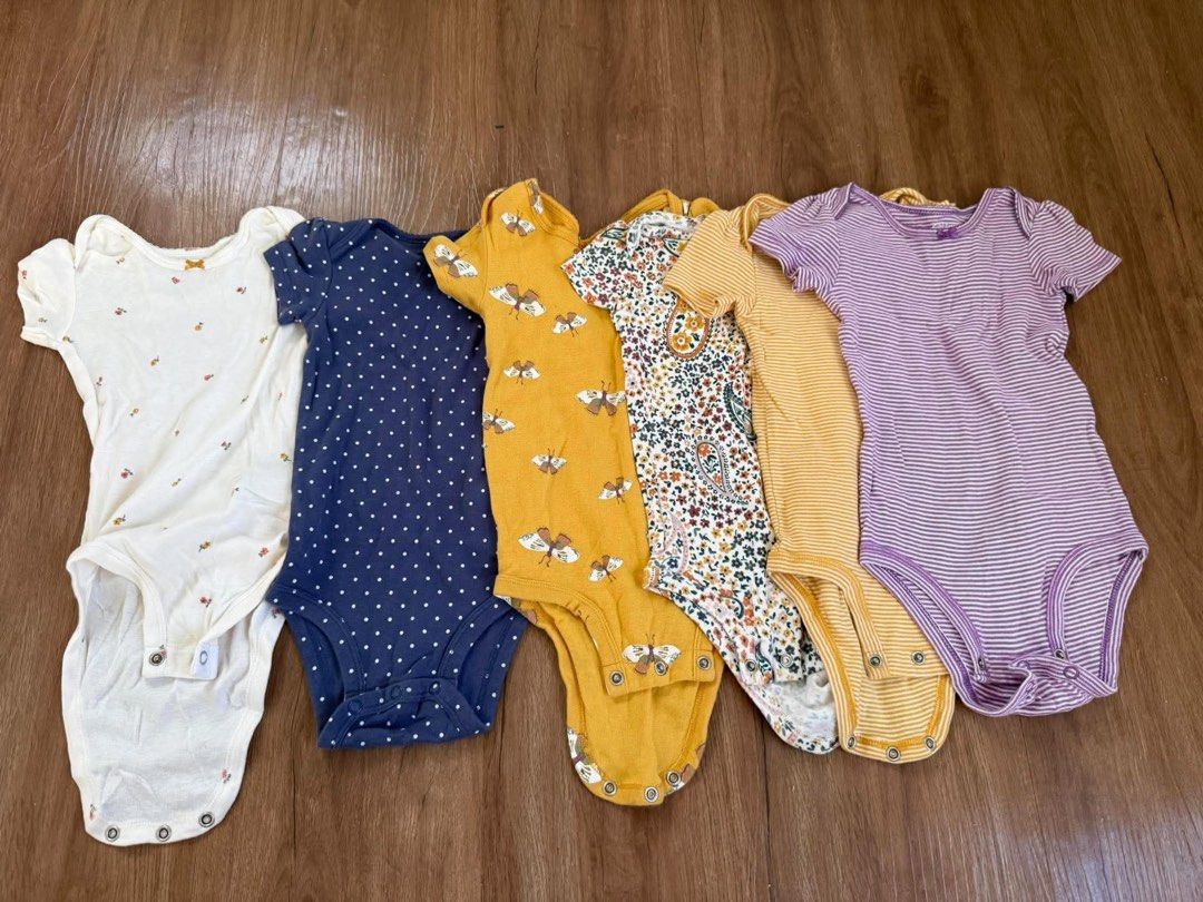 15 pcs Branded Baby Onesies (Category: Babies & Kids Fashion) located in Pasig City. Submitted by goodfindstudio.ph (Listing ID 1469187696, Image 1). Description: 15 pcs Branded Baby Onesies ✨ 6 pcs Carter’s short-sleeve onesies ✨ 5 pcs Uniqlo onesies ✨ 4 pcs Carter’s long-sleeve onesies ✅ Size on tag: 12 months ✅ Can fit up to 18–24 months, depending on baby’s build ✅ All in good condition ✅ Preloved baby clothes ✅ Take all basis only ₱2,300for 