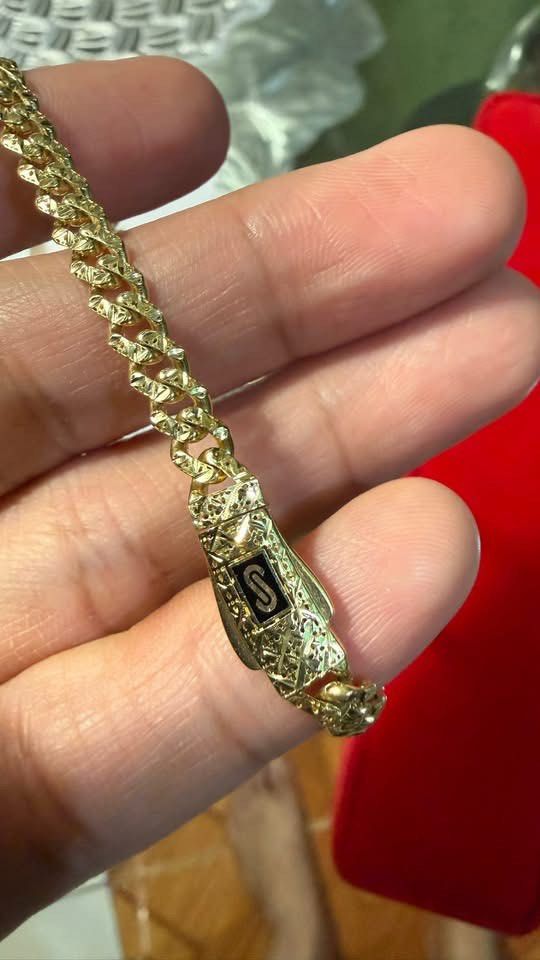 18K Gold Diacut Monaco Bracelet (Category: Jewelry) located in Manila. Submitted by glendimapi85259 (Listing ID 1469306710, Image 2). Description: 20 inches Almost new Simula binili hindi naman ginagamit check mopa No issue With certificate With original receipt 📍novaliches Bayan Meet or pick up Pass sa Buy n sell price Selling price 120k Nabili ko ng 130k Semi negotiable Ps. Kung personal use. Ito na hanap mo sure ka na prestined condition. Not