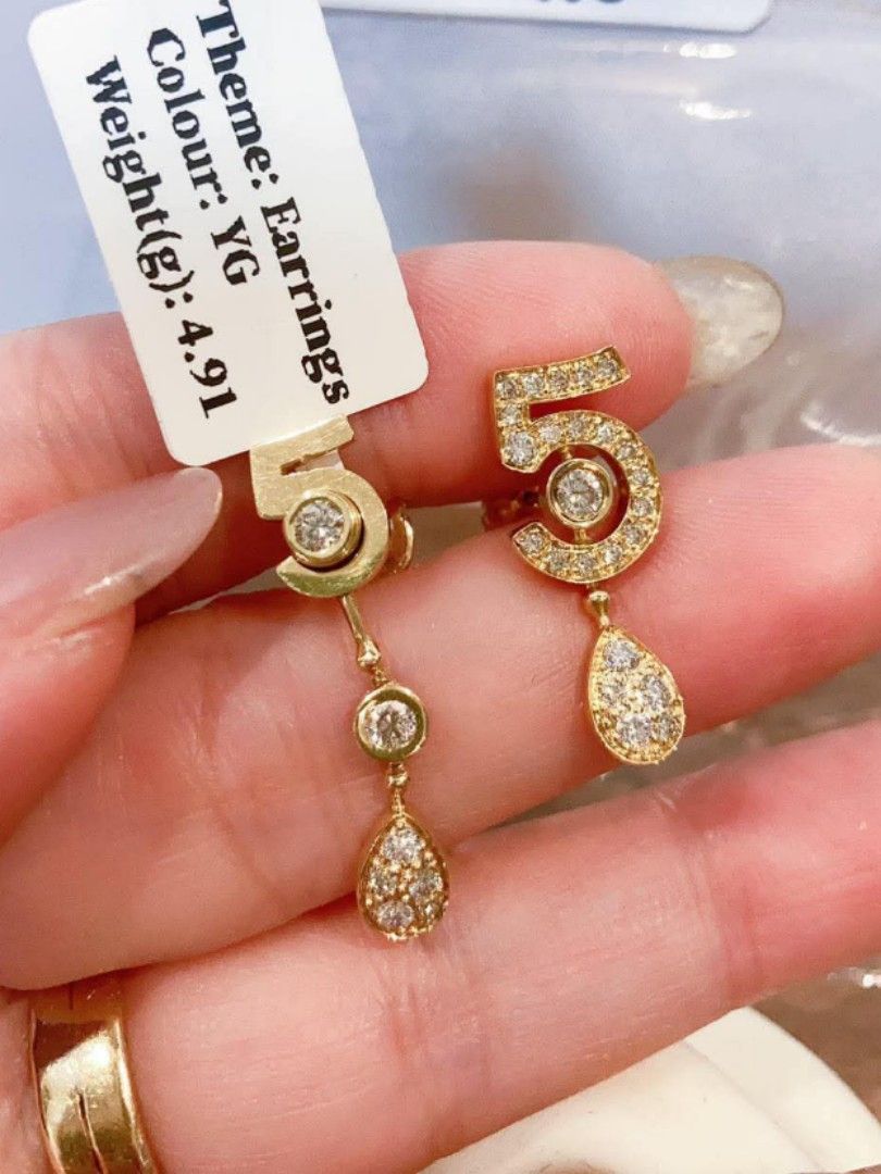 18k HongKong setting gold diamond earrings (Category: Earrings) located in Manila. Submitted by bhelgoldseller2ndaccount (Listing ID 1469223334, Image 1). Description: New!!✨New!!✨New!! 18k HongKong setting Gold 15,000/g 💯pawnable/naisasanla 💯with high appraisal rate 💯good investment 💯Direct supplier price 👉OPEN for resellers 🌺please take time to evaluate their actual sizes and grams 👉Best panggift for all occasions ✅ Sold per grams not pe