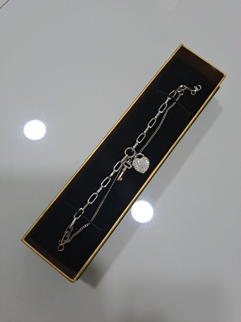 18k white gold (Category: Bracelets) located in Angeles City. Submitted by r.k.collectionluxe (Listing ID 1469385046, Image 1). Description: 7,700 per grams 18k white gold brandnew 7.5 INCHES.
