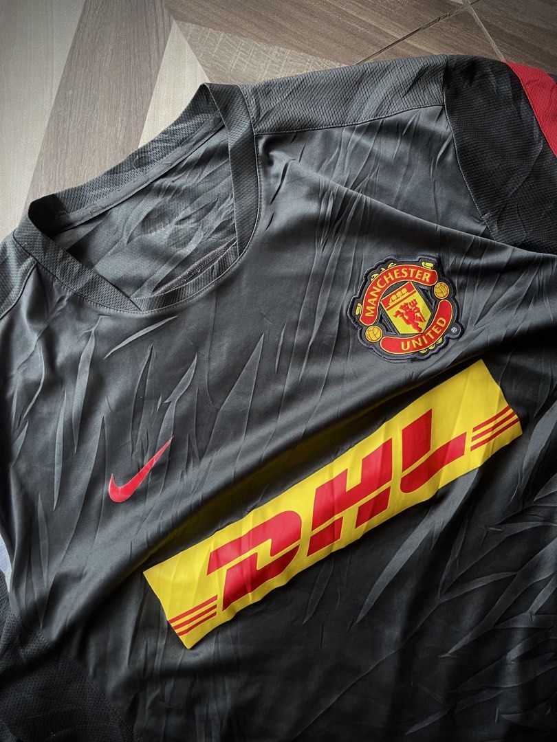 2011–2013 Manchester United Nike Training Jersey (Category: Activewear) located in Pagadian. Submitted by thrift.wrld (Listing ID 1469257856, Image 2). Description: 2011–2013 Manchester United Nike Training Jersey Dimensions: • Width: 23 • Length: 28 Drop Prices: • Mine: 800 + ₱9O shipping fee (sf) Details: • 1O/1O Color rate • Back Crack Print, Excellent condition • Need wash.