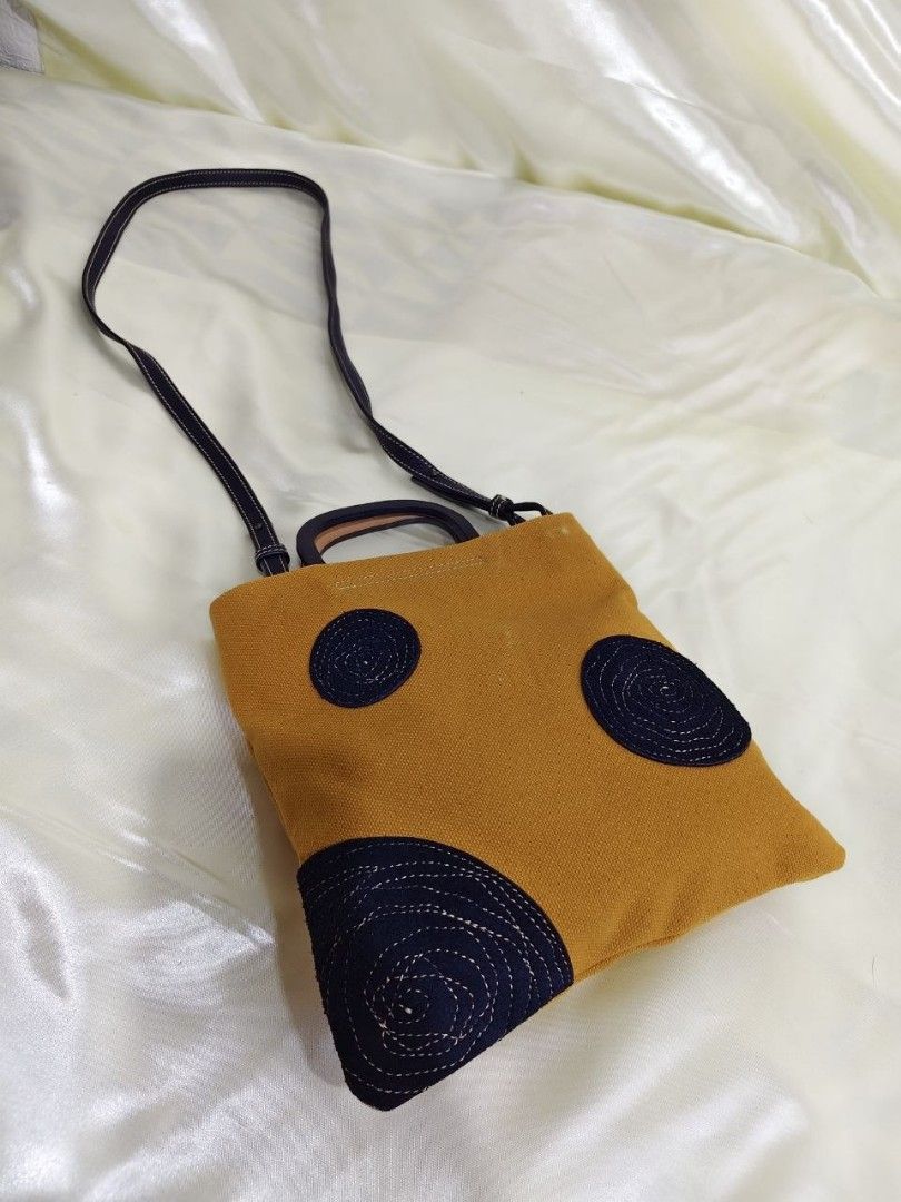 2 WAY SLING BAG 9/10" (Category: Cross-body Bags) located in Gamu. Submitted by 2022bagsbunny (Listing ID 1469192687, Image 2). Description: .