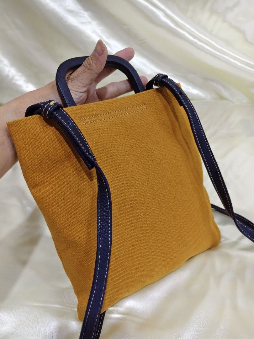 2 WAY SLING BAG 9/10" (Category: Cross-body Bags) located in Gamu. Submitted by 2022bagsbunny (Listing ID 1469192687, Image 3). Description: .