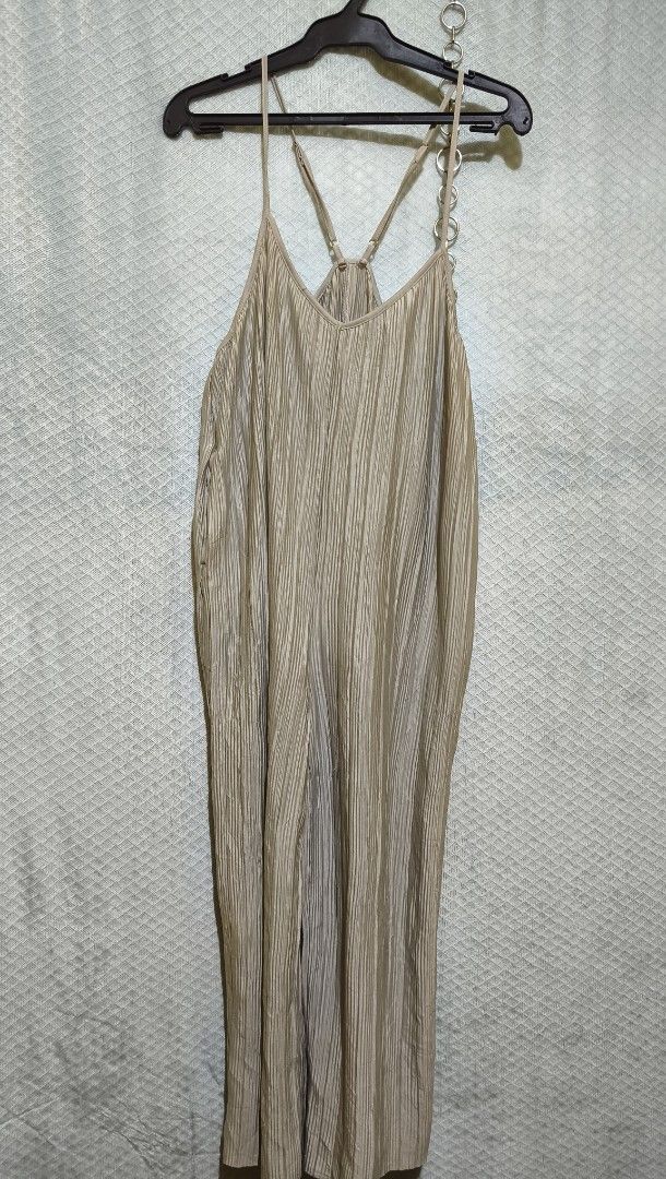2pink Pleated Spaghetti Strap Jumpsuit silver grey Size L (Category: Jumpsuits) located in La Paz. Submitted by carou89146 (Listing ID 1469179648, Image 1). Description: - Color: Elegant silver grey - Style: Wide-leg pleated jumpsuit with easy slip-on design - Straps: Adjustable spaghetti straps with racerback detail - Material: Lightweight fabric with all-over vertical pleats - Size: Tagged Size L (Bust: 86-94 cm, Height: 154-162 cm) - Origin: M
