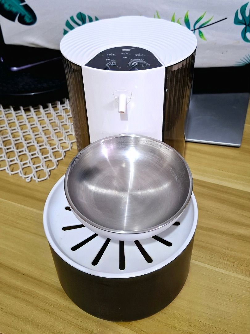 3L Automatic Pet Water Fountain (Category: Health & Grooming) located in Las Pinas. Submitted by mathildathings (Listing ID 1469185628, Image 2). Description: - Clean condition and all parts are complete with box and extra replacement plastic bowl - Perfect size and flow for cats and small dogs - PM for videos - RFS: need funds.
