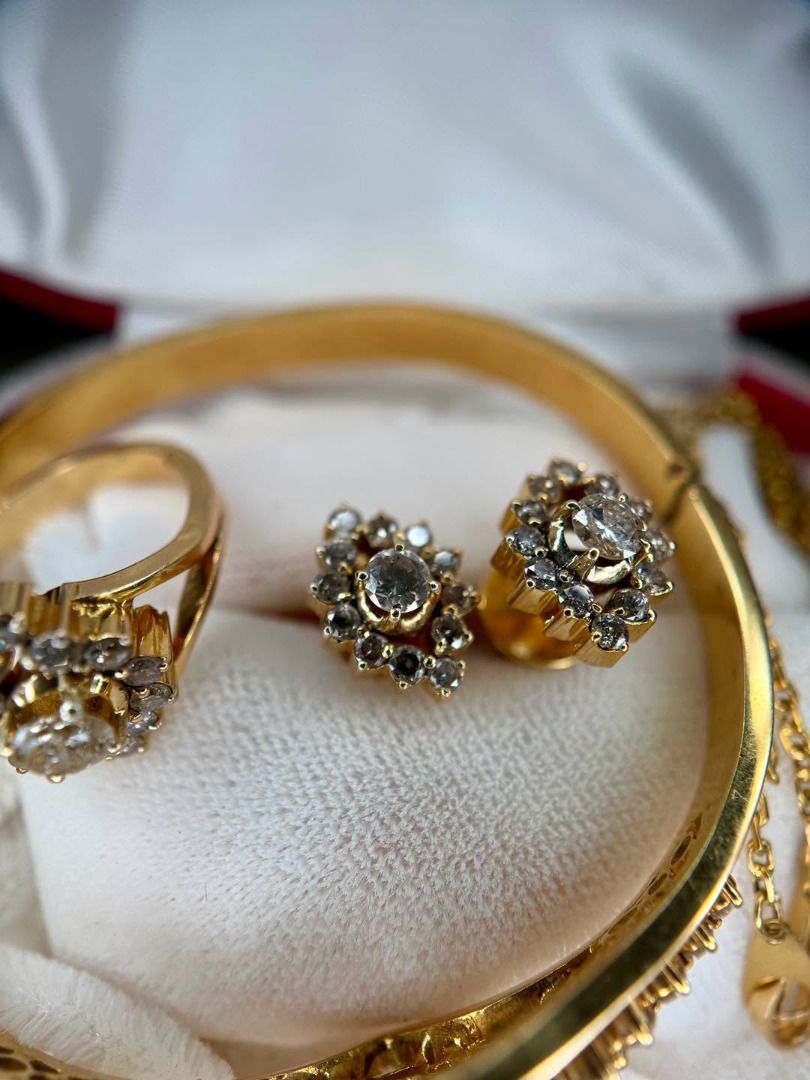4K GOLD DIAMOND JUEGO SET (Category: Earrings) located in Baguio. Submitted by asna_taku (Listing ID 1469244457, Image 1). Description: ✨ 14K GOLD DIAMOND JUEGO SET | VINTAGE ELEGANCE ✨ A captivating vintage design with floral diamond clusters that resemble protective eye motifs, symbolizing protection, good fortune, and positive energy. 💎 For the woman who appreciates jewelry with character, history, and undeniable presence. This elegant juego 