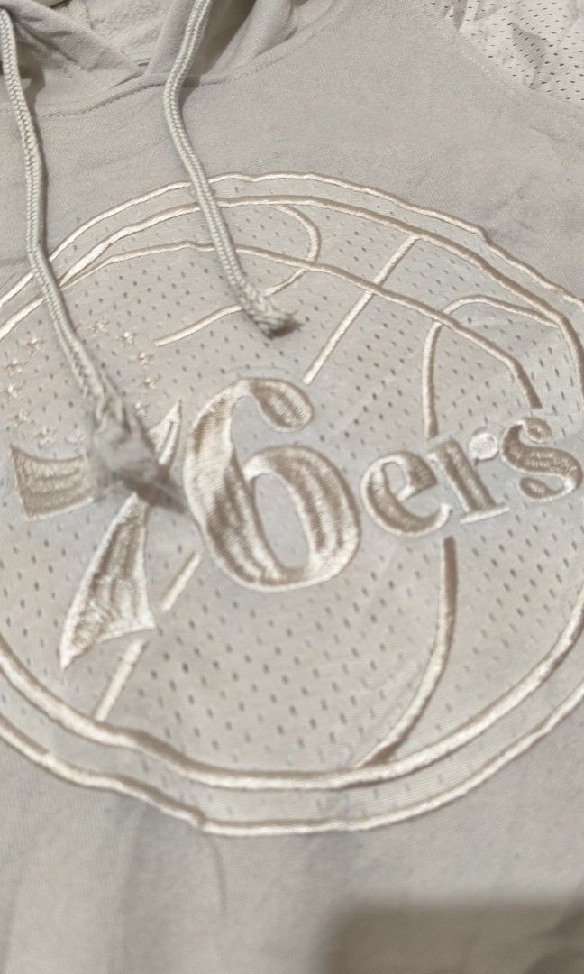 76ERS HOODIE (Category: Hoodies) located in Dumaguete. Submitted by nostaldripph (Listing ID 1469163470, Image 2). Description: NBA TAG 21.5*28 LOOSE STITCH, DAMAGED AGLET.