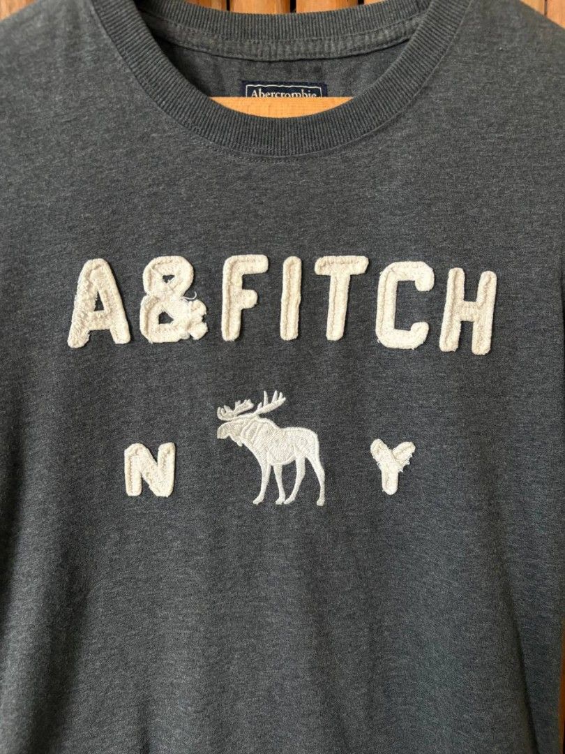Abercrombie & Fitch Embroidered Logo Tee (Category: Shirts) located in Tacurong. Submitted by ukayutopia (Listing ID 1469229458, Image 2). Description: Abercrombie & Fitch Embroidered Logo Tee ‎Dimes: W17.5×L24.5 ‎Size on tag: Medium ‎Condition: 9/10 ‎Issue: None.