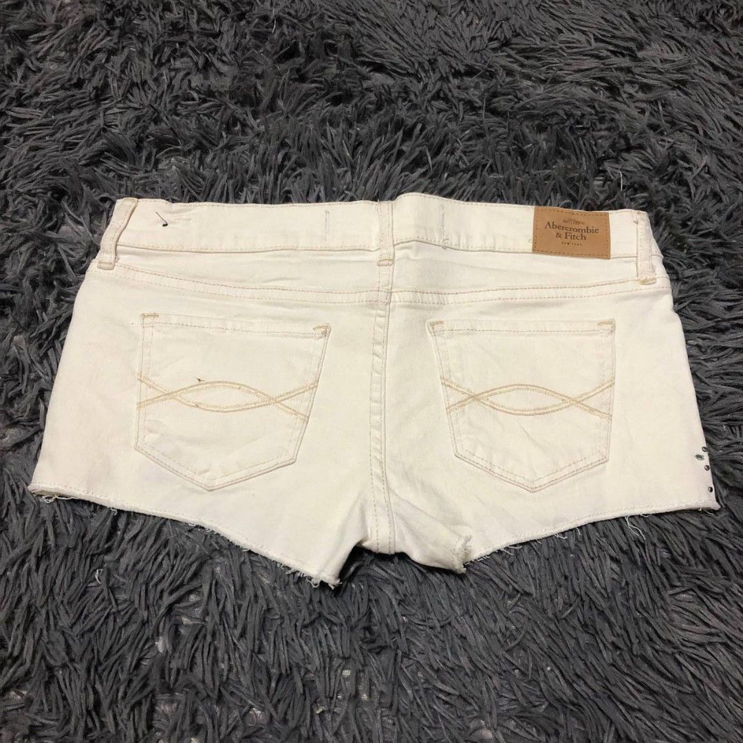 Abercrombie & Fitch Shorts (Category: Shorts) located in Camiling. Submitted by thriftscape2024 (Listing ID 1469329562, Image 2). Description: Excellent Condition Color rate: 9/10 Issue: ❌❌❌ W: 30 L: 9.5 Thigh: 9.5 Leg Opening: 9.5.