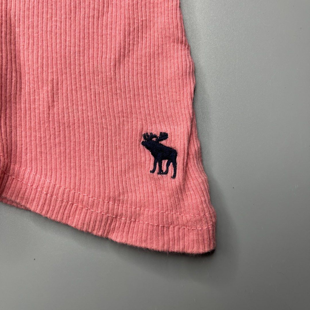ABERCROMBIE CAMI TOP (Category: Sleeveless) located in Manila. Submitted by aaaaaahhhhhh (Listing ID 1469302777, Image 2). Description: No size tag, No washtag 14W 24L Slit, Restitched Lalamove or J&t Express + Shipping fee.
