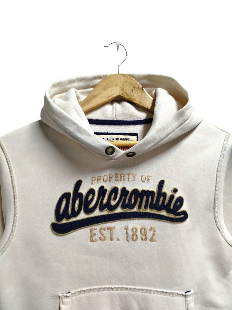 ABERCROMBIE WHITE HOODIE JACKET (Category: Coats, Jackets and Outerwear) located in Bayombong. Submitted by Gentlemans_ClosEt (Listing ID 1469290287, Image 2). Description: ABERCROMBIE WHITE HOODIE JACKET SIZE SMALL ON TAG DIMES: W17 X L22 GOOD CONDITION.