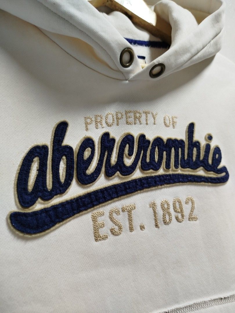 ABERCROMBIE WHITE HOODIE JACKET (Category: Coats, Jackets and Outerwear) located in Bayombong. Submitted by Gentlemans_ClosEt (Listing ID 1469290287, Image 3). Description: ABERCROMBIE WHITE HOODIE JACKET SIZE SMALL ON TAG DIMES: W17 X L22 GOOD CONDITION.