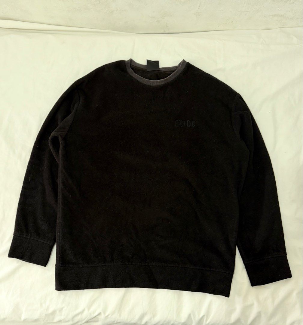 ACDC Sweater (Category: Coats, Jackets and Outerwear) located in Bulacan. Submitted by block.by.ep (Listing ID 1469308050, Image 1). Description: ACDC dated -minor discoloration sa neck kaya i-jobus -25x27 500 +sfee curated.