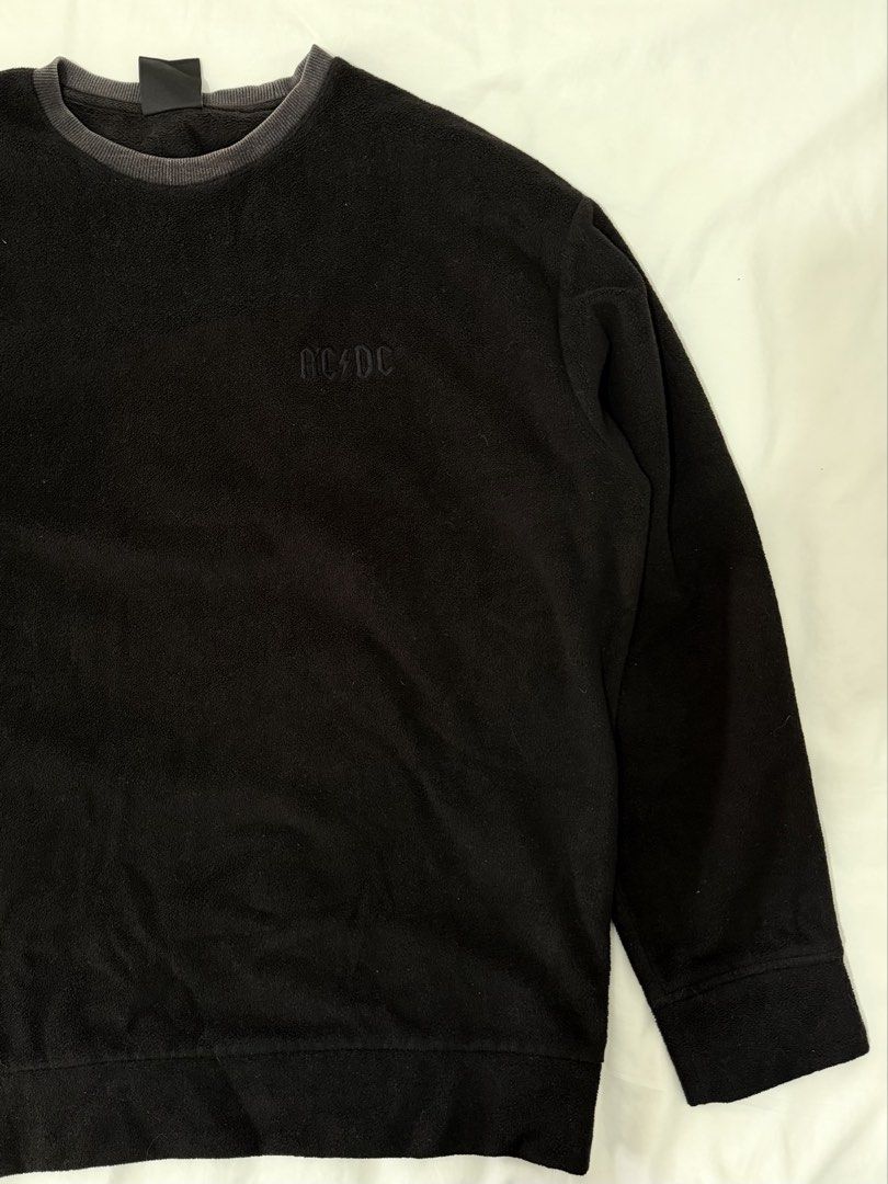 ACDC Sweater (Category: Coats, Jackets and Outerwear) located in Bulacan. Submitted by block.by.ep (Listing ID 1469308050, Image 2). Description: ACDC dated -minor discoloration sa neck kaya i-jobus -25x27 500 +sfee curated.