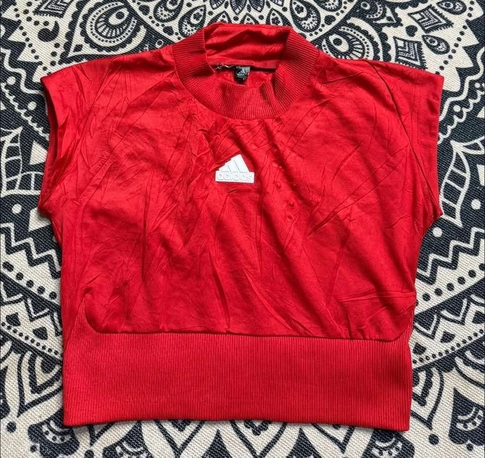 Adidas Aeroready Red Crop Top (Category: Activewear) located in Andop. Submitted by sionyzoerhoin191326 (Listing ID 1469252505, Image 1). Description: - Brand: Adidas - Color: Bright Red - Size: True to size - Material: Soft athletic fabric with Aeroready technology - Features: Sleeveless, high ribbed collar, thick ribbed hem - Details: White Adidas logo patch on chest, Aeroready print on back hem - Condition: Excellent / Like new - Ideal for: Gy