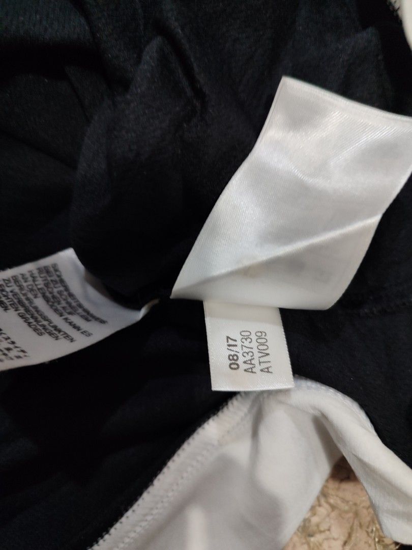 ADIDAS CLIMATE LONGSLEEVE (Category: Coats, Jackets and Outerwear) located in Pagadian. Submitted by miraculouspat (Listing ID 1469300798, Image 3). Description: L 27 W 20 10/10 COLOR ASNEW CONDITION AUTHENTIC NO ISSUE COLOR MAY VARY DUE TO LIGHT.