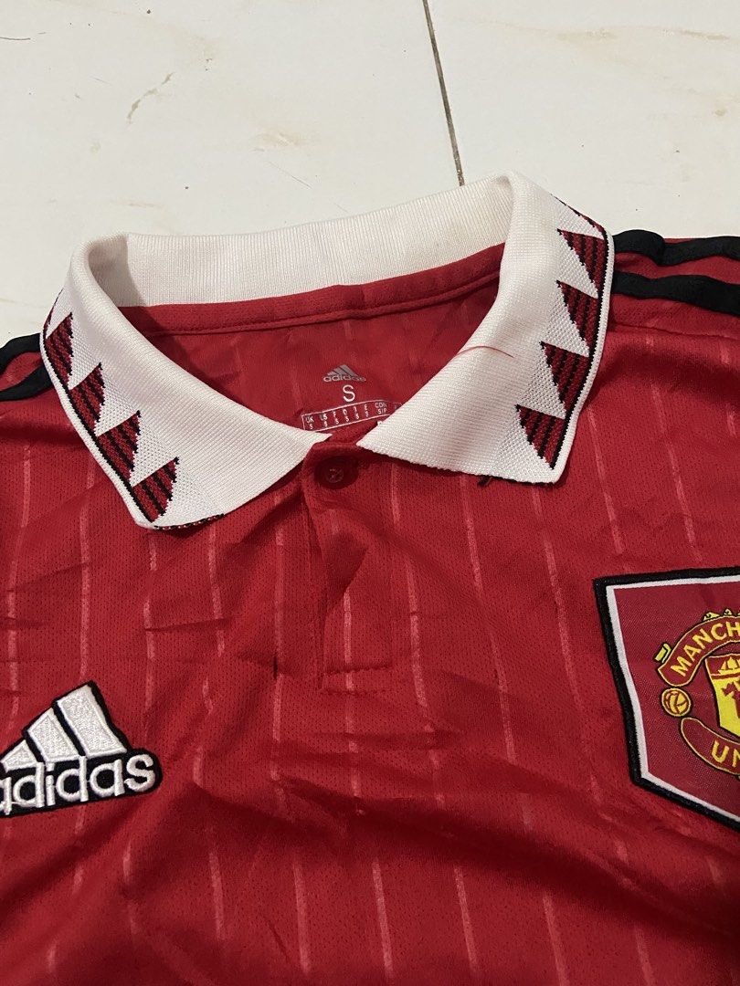 Adidas Manchester (Category: Formal Shirts) located in Tagum. Submitted by thrift.tizz (Listing ID 1469194219, Image 2). Description: Adidas Excellent condition Issue Minimal slit and minimal stain sa inner collar Size M 20x28 .