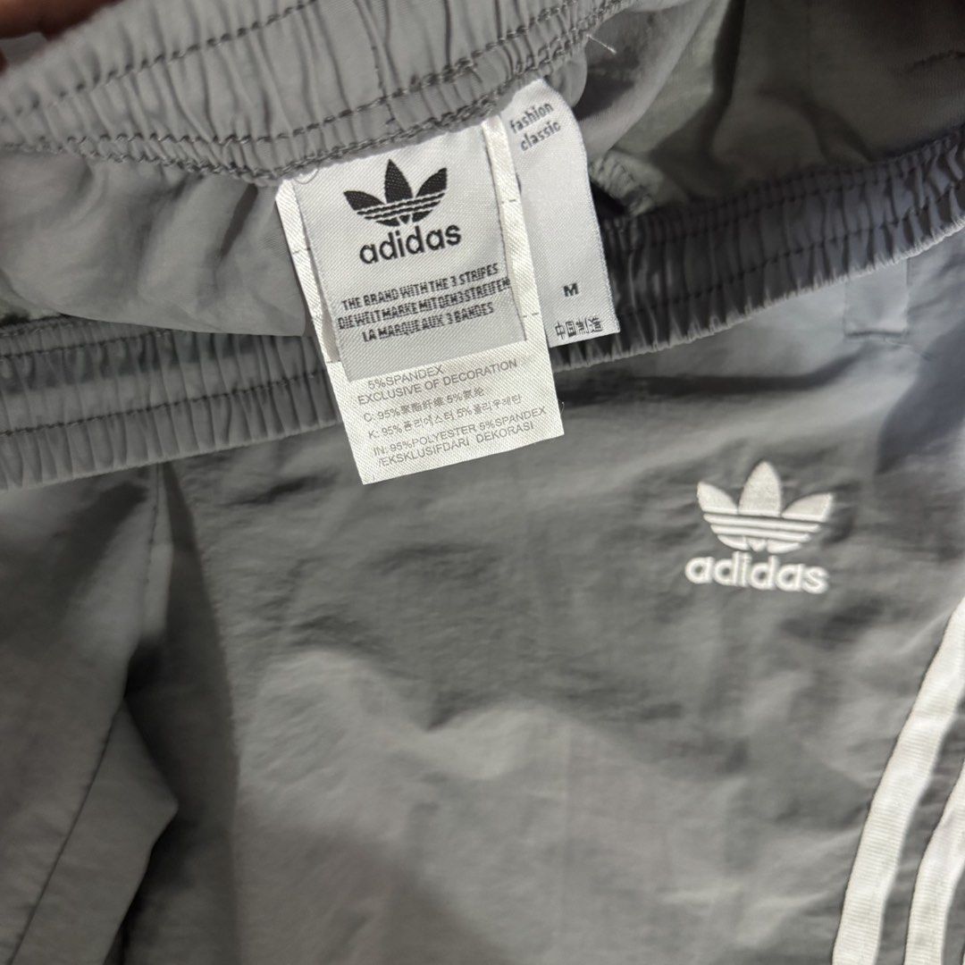 ADIDAS WOVEN BAGGY PANTS (Category: Other Bottoms) located in Pasig City. Submitted by buzzthrifty (Listing ID 1469335565, Image 3). Description: SIZE 26-32WAIST 39"LENGTH 12"HEM EXCELLENT TO NEW .