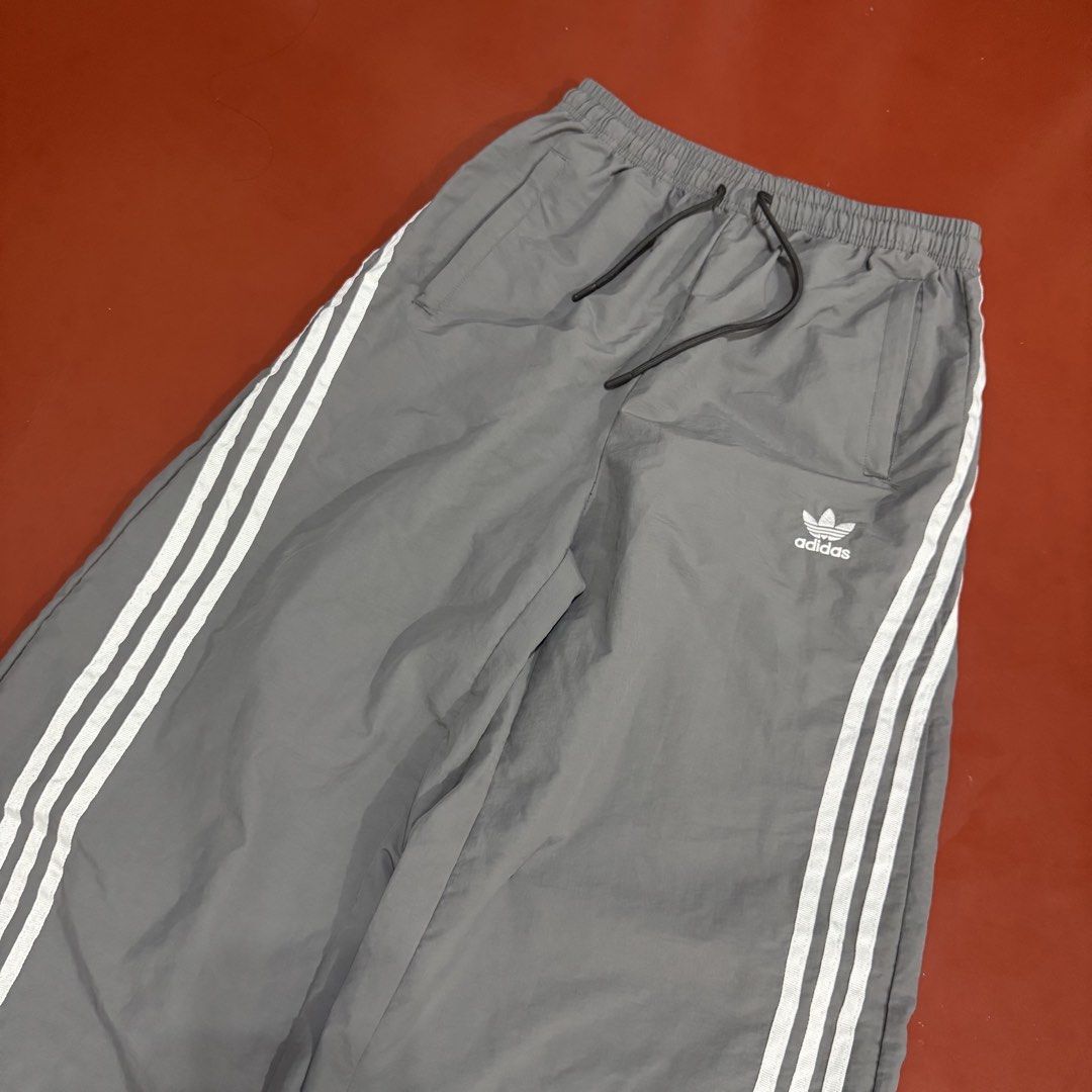 ADIDAS WOVEN BAGGY PANTS (Category: Other Bottoms) located in Pasig City. Submitted by buzzthrifty (Listing ID 1469335565, Image 2). Description: SIZE 26-32WAIST 39"LENGTH 12"HEM EXCELLENT TO NEW .