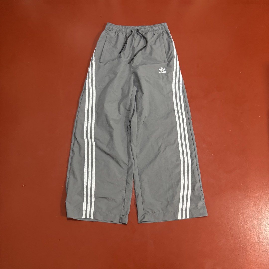 ADIDAS WOVEN BAGGY PANTS (Category: Other Bottoms) located in Pasig City. Submitted by buzzthrifty (Listing ID 1469335565, Image 1). Description: SIZE 26-32WAIST 39"LENGTH 12"HEM EXCELLENT TO NEW .