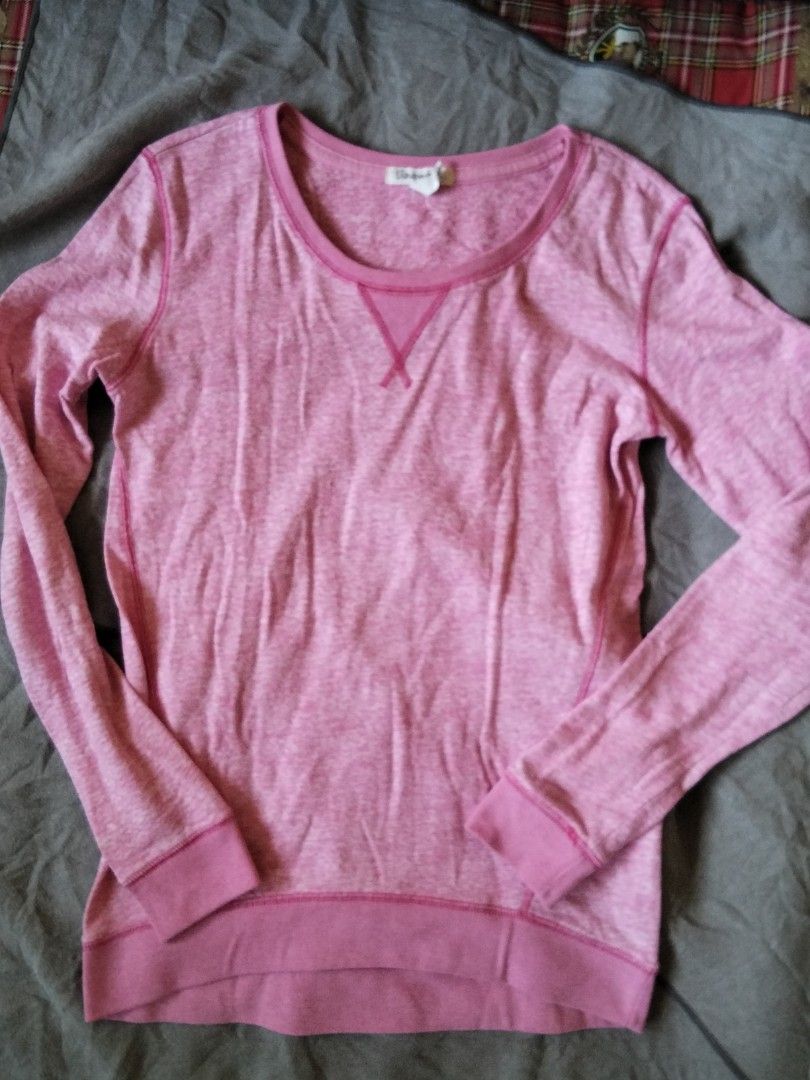 Aero pullover top #aeropostale (Category: Longsleeves) located in Baras. Submitted by lalahdresan (Listing ID 1469165769, Image 1). Description: Selection Vgc No issue Long top Buy as is Limit expectations No return no exchange Mod Jnt SF starts at 54 Thanks for visiting.