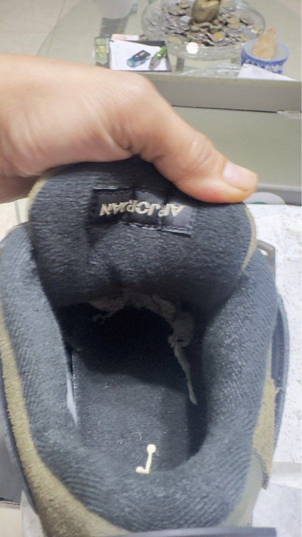 Air Jordan 4 Retro SE Craft Medium Olive (Category: Sneakers) located in Manila. Submitted by angelyrrehc (Listing ID 1469163979, Image 3). Description: - Model: Air Jordan 4 Retro SE Craft - Colorway: Medium Olive / Pale Vanilla - Size: US 10.5 - Condition: Brand new, never worn, pristine pair straight out of the box - Details: Premium suede and leather upper, clean soles, zero creases, crisp interior tags - Inclusion: Complete with original box