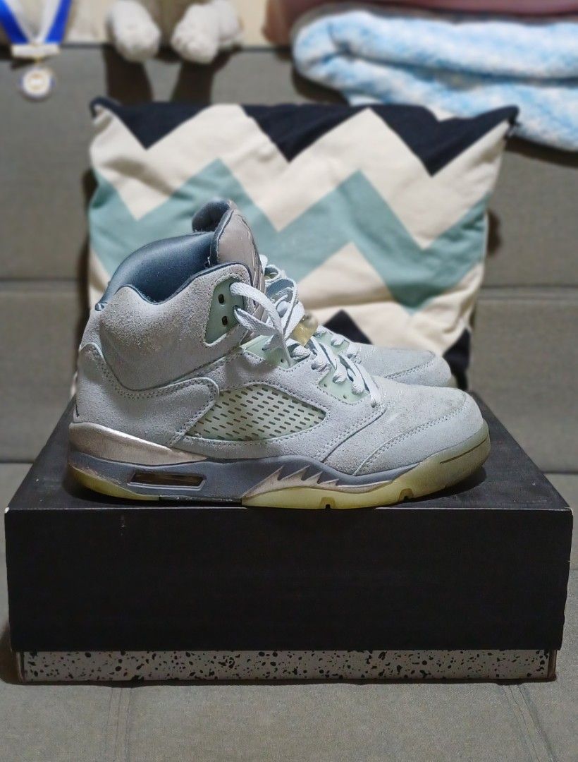 Air Jordan 5 Retro Blue Bird (Category: Sneakers) located in Bacoor. Submitted by paupikoyz (Listing ID 1469265216, Image 1). Description: - Jordan 5 UA pair. Php 1,200 only - Colorway: Blue Bird - Upper: Premium suede with reflective tongues and translucent side netting - Honest issue: Visible scuffing and paint chipping on the metallic silver midsole shark teeth. As shown on the last 2 pictures - Includes original box - Buyer will shoulder SF i