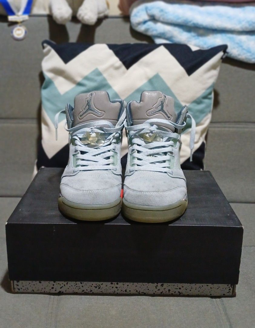 Air Jordan 5 Retro Blue Bird (Category: Sneakers) located in Bacoor. Submitted by paupikoyz (Listing ID 1469265216, Image 2). Description: - Jordan 5 UA pair. Php 1,200 only - Colorway: Blue Bird - Upper: Premium suede with reflective tongues and translucent side netting - Honest issue: Visible scuffing and paint chipping on the metallic silver midsole shark teeth. As shown on the last 2 pictures - Includes original box - Buyer will shoulder SF i