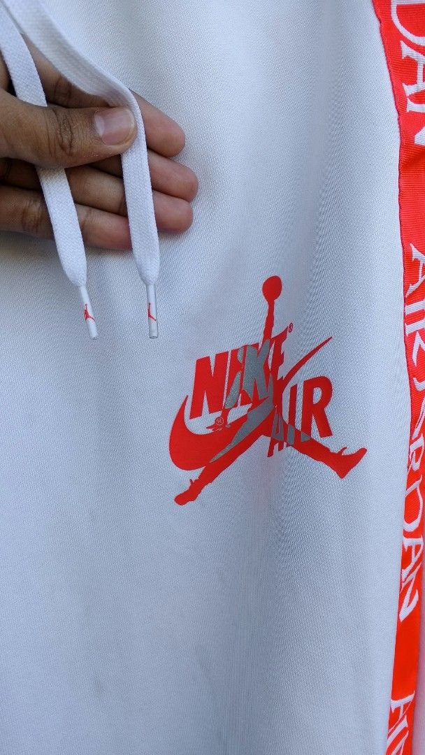 Air Jordan White Sweatpants Size M (Category: Joggers) located in Basista. Submitted by passabarat (Listing ID 1469324112, Image 3). Description: - Brand: Jordan / Nike - Color: White with red side stripes - Size: Medium (tag inside waistband) - Style Code: CK2199-100 - Features: Adjustable drawstrings, Nike Air graphic logo on left leg - Origin: Made in Vietnam 30-34 waistline 41 length Authentic ✅ Good as new Need wash .