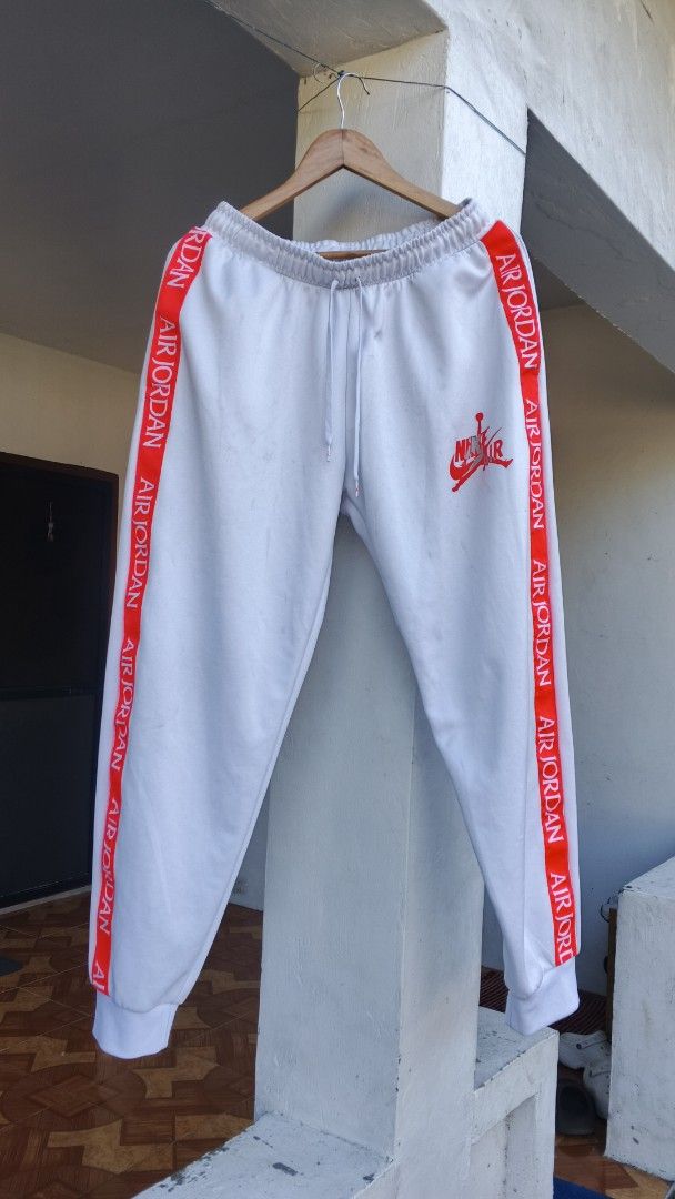 Air Jordan White Sweatpants Size M (Category: Joggers) located in Basista. Submitted by passabarat (Listing ID 1469324112, Image 1). Description: - Brand: Jordan / Nike - Color: White with red side stripes - Size: Medium (tag inside waistband) - Style Code: CK2199-100 - Features: Adjustable drawstrings, Nike Air graphic logo on left leg - Origin: Made in Vietnam 30-34 waistline 41 length Authentic ✅ Good as new Need wash .