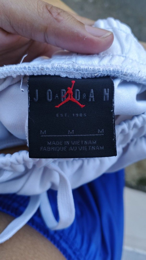 Air Jordan White Sweatpants Size M (Category: Joggers) located in Basista. Submitted by passabarat (Listing ID 1469324112, Image 2). Description: - Brand: Jordan / Nike - Color: White with red side stripes - Size: Medium (tag inside waistband) - Style Code: CK2199-100 - Features: Adjustable drawstrings, Nike Air graphic logo on left leg - Origin: Made in Vietnam 30-34 waistline 41 length Authentic ✅ Good as new Need wash .