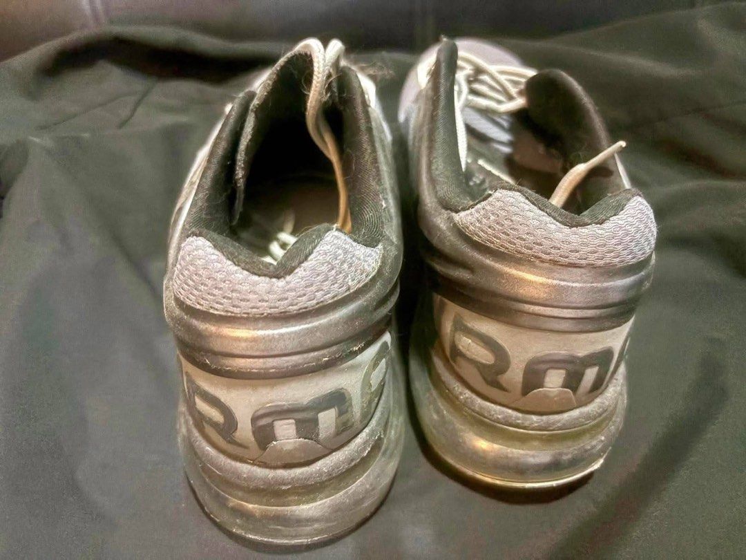 Air Max 2013 (Category: Sneakers) located in San Juan City. Submitted by cometsanythingtosell (Listing ID 1469248253, Image 3). Description: Air max 2013 metallic cool grey 2nd hand, good condition Size 8 mens, 1.2k negotiable.