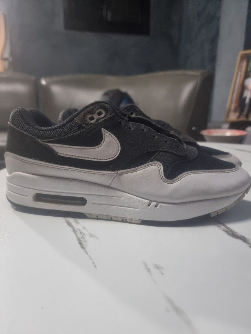 Airmax 1 (Category: Sneakers) located in Baguio. Submitted by yumiii07 (Listing ID 1469263223, Image 1). Description: size 8 well used.