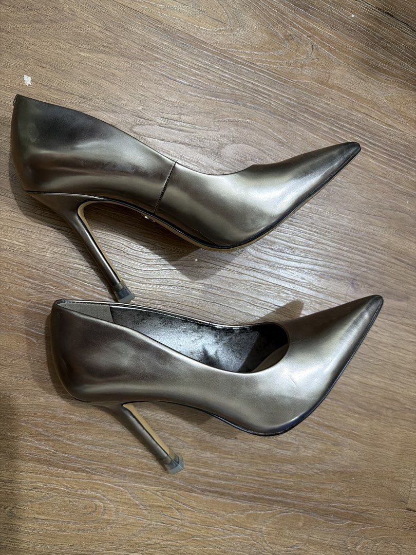 ALDO Metallic Bronze Pointed Toe Stiletto Heels (Category: Heels) located in Pasig City. Submitted by swiftwhale.3e81de (Listing ID 1469306989, Image 3). Description: - Brand: ALDO - Color: Metallic bronze - Style: Pointed toe with high stiletto heels - Comfort: Cushioned insoles for extra comfort - Occasion: Ideal for parties and formal dinners - Condition: Used once, Outside finish is sleek and shiny; noticeable scuffs and wear marks on the inn