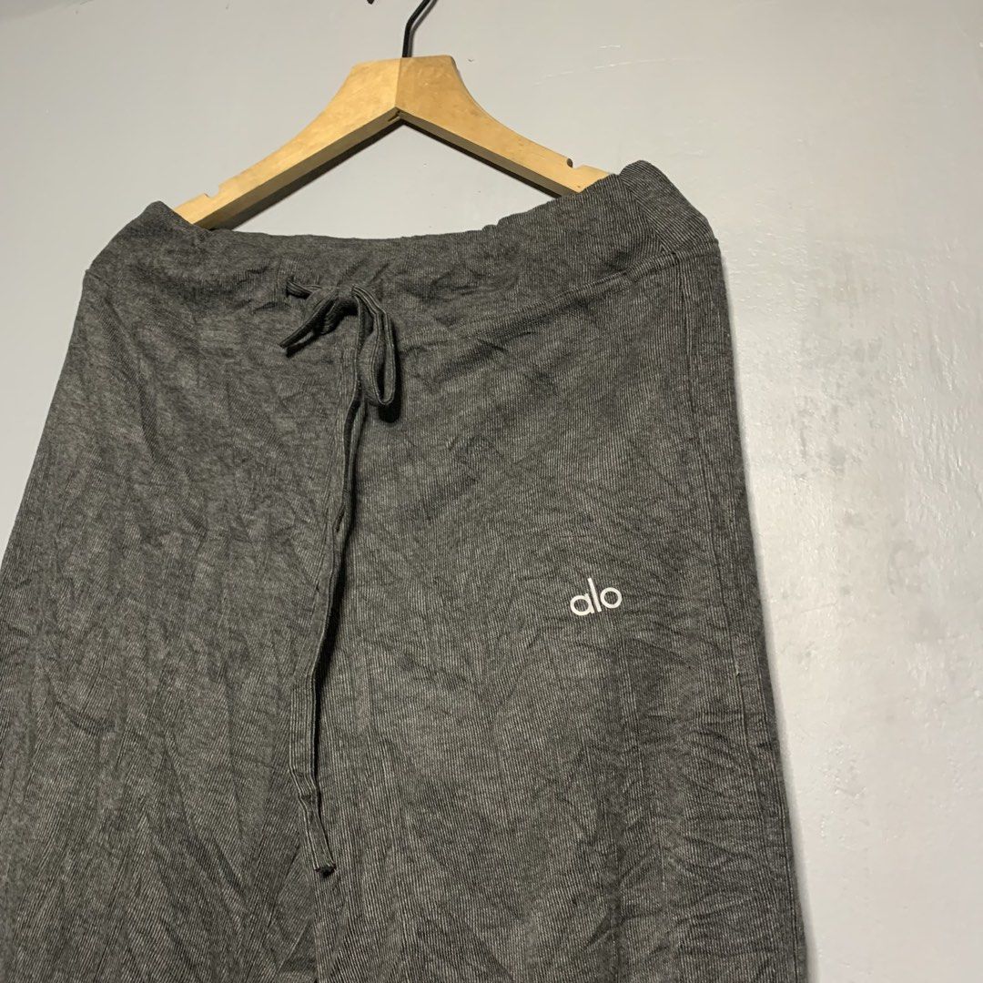 Alo Yoga Grey Drawstring Sweatpants Size S (Category: Activewear) located in Manila. Submitted by emplysthrift. (Listing ID 1469220284, Image 2). Description: ALO Yoga Lounge Pants Grey Size S/P Wiast "28 to 34 Length "38 Hem 10 Excellent Condition Colorrate: 9.8/10 Flaws: needwash only Unli vouch/vc for safe transactions 📲 Location: Laspinas City, Metro Manila, Brngy Talon Uno. 📍 DM IF INTERESTED📥 - Brand: Alo Yoga - Item: Sweatpants - Color:
