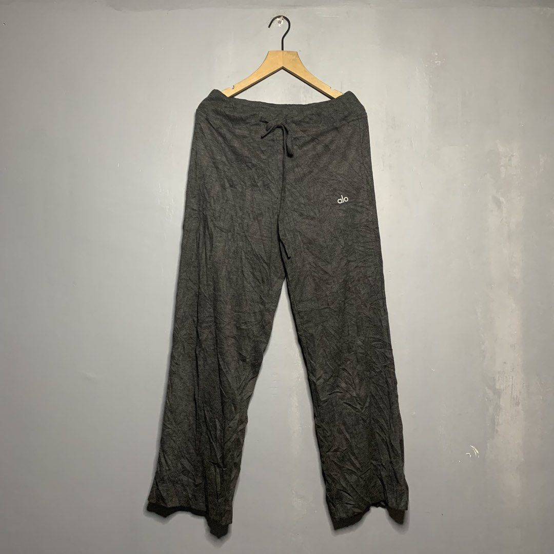 Alo Yoga Grey Drawstring Sweatpants Size S (Category: Activewear) located in Manila. Submitted by emplysthrift. (Listing ID 1469220284, Image 1). Description: ALO Yoga Lounge Pants Grey Size S/P Wiast "28 to 34 Length "38 Hem 10 Excellent Condition Colorrate: 9.8/10 Flaws: needwash only Unli vouch/vc for safe transactions 📲 Location: Laspinas City, Metro Manila, Brngy Talon Uno. 📍 DM IF INTERESTED📥 - Brand: Alo Yoga - Item: Sweatpants - Color: